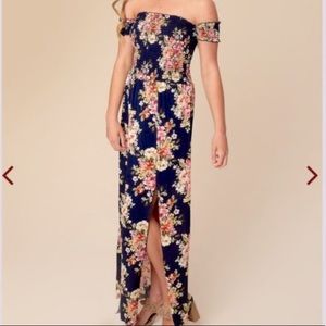 Maxi off the shoulders dress with slit